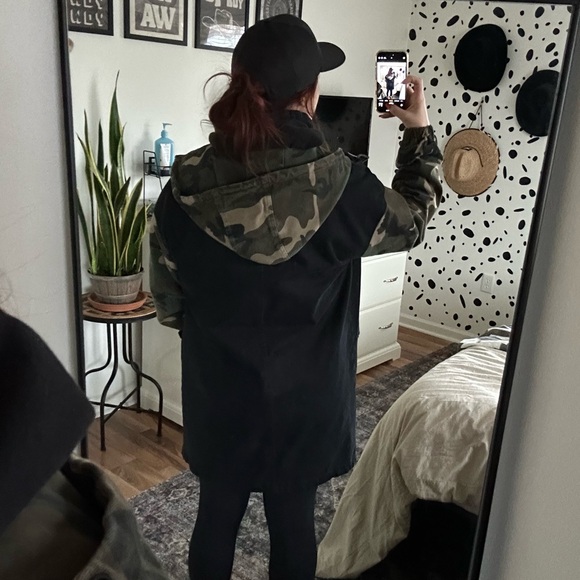 Forever 21 Unisex Trench Coat - Picture 4 of 4